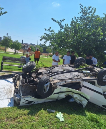Otomobil ağaca çarpıp ters döndü, sürücü yaralandı