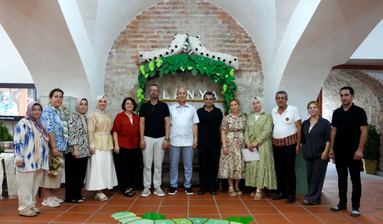 Tarihi Bedesten’de ‘İpeğin İzinde’ sergisi açıldı