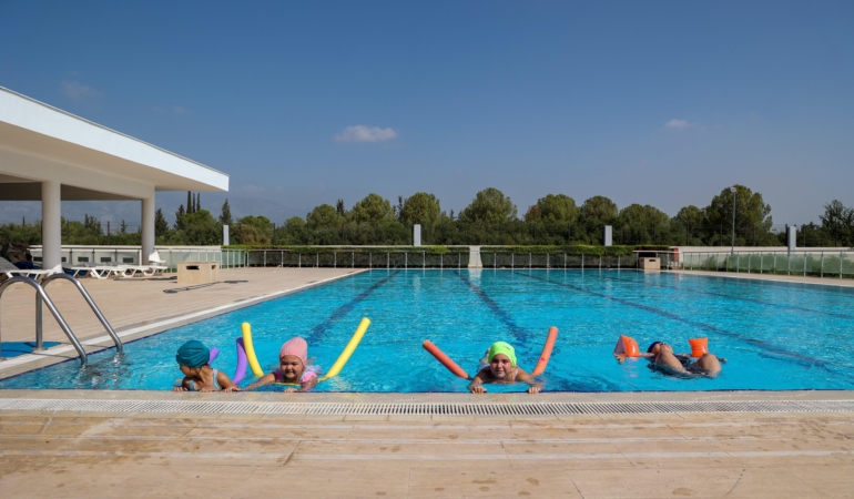 Özel bireyler yüzme kurslarıyla dolu dolu bir yaz geçiriyor