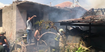 Odunluk yangını ev ve ahıra sıçradı