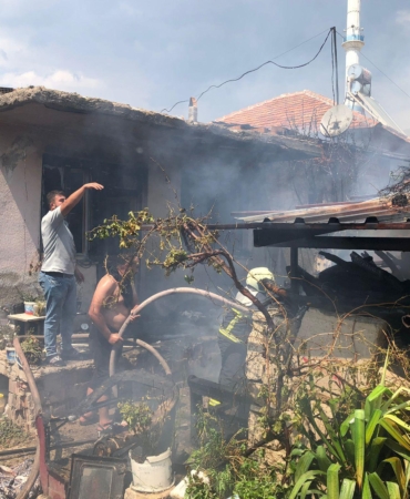 Odunluk yangını ev ve ahıra sıçradı