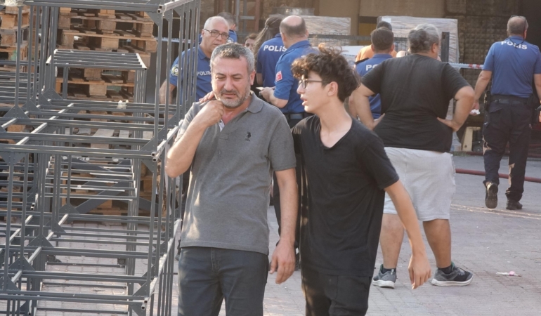 Otel ekipmanlarının bulunduğu depoda çıkan yangın, 2 saatte söndürüldü