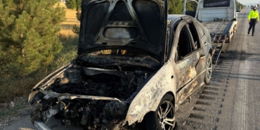 Otomobil seyir halinde yandı