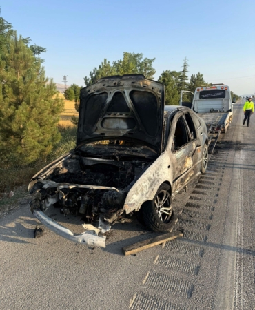 Otomobil seyir halinde yandı
