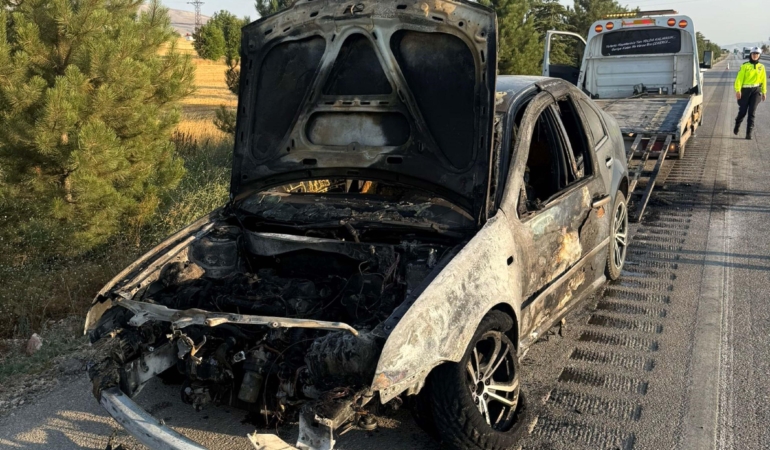 Otomobil seyir halinde yandı