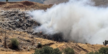 Çöplük yangını ormana sıçramadan söndürüldü