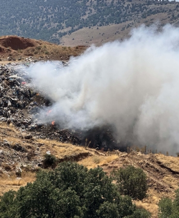 Çöplük yangını ormana sıçramadan söndürüldü
