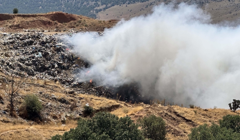 Çöplük yangını ormana sıçramadan söndürüldü
