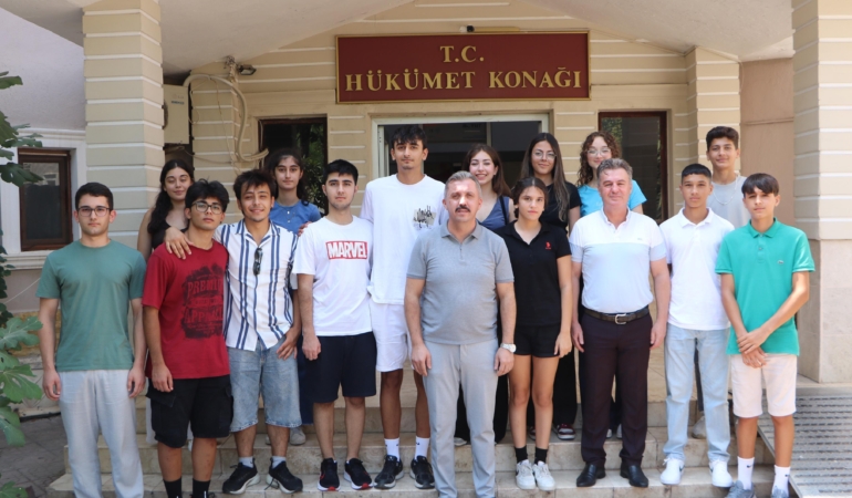 Başarılı öğrenciler Kaymakam Solmaz’ı ziyaret etti