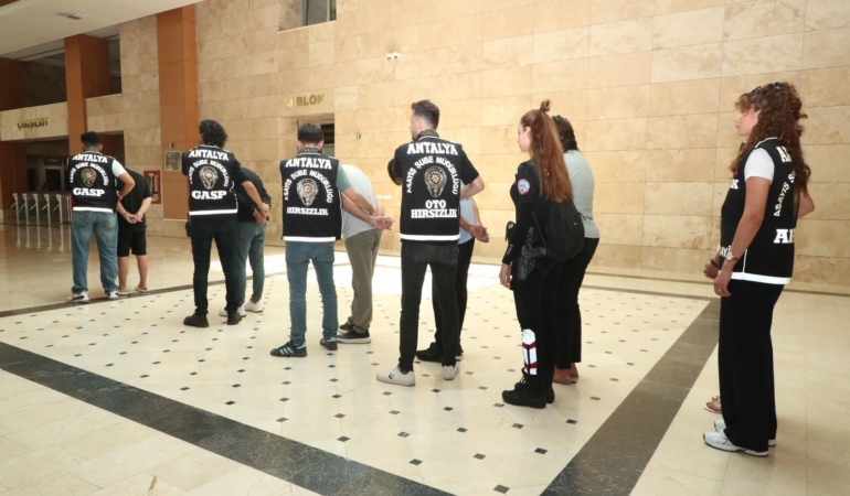 2 kişiyi 13 saat alıkoyup, 6 milyon lira gasbeden 6 şüpheli tutuklandı