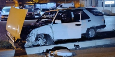 Otomobil direğe çarptı, sürücü yaralandı