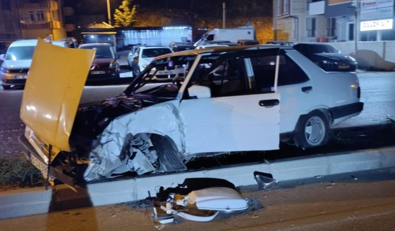 Otomobil direğe çarptı, sürücü yaralandı
