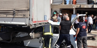 Baba, anne ve 2 çocuğunun yaralandığı kaza kamerada
