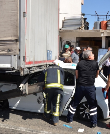 Baba, anne ve 2 çocuğunun yaralandığı kaza kamerada