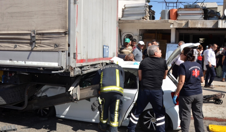 Baba, anne ve 2 çocuğunun yaralandığı kaza kamerada