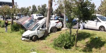 Hafif ticari aracıyla 3 otomobile ve sivil polis aracına çarptı; 2 polis yaralı