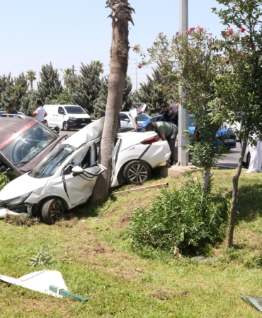 Hafif ticari aracıyla 3 otomobile ve sivil polis aracına çarptı; 2 polis yaralı