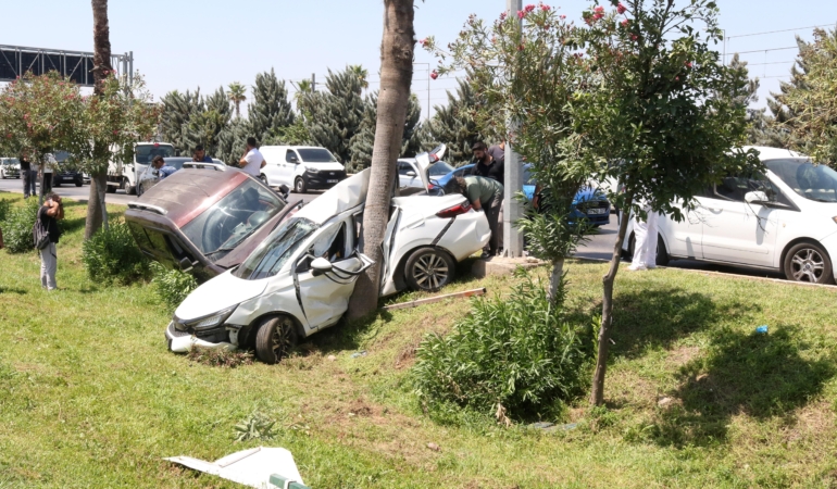 Hafif ticari aracıyla 3 otomobile ve sivil polis aracına çarptı; 2 polis yaralı