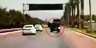 Hafif ticari aracıyla 3 otomobile ve sivil polis aracına çarptı; 2 polis yaralı (2)