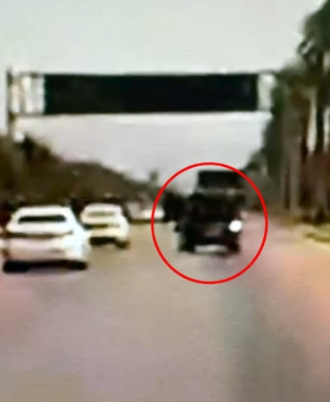 Hafif ticari aracıyla 3 otomobile ve sivil polis aracına çarptı; 2 polis yaralı (2)