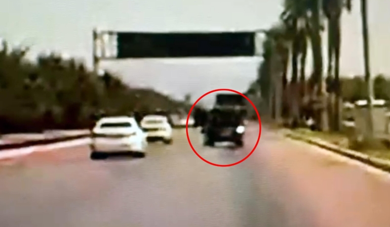 Hafif ticari aracıyla 3 otomobile ve sivil polis aracına çarptı; 2 polis yaralı (2)