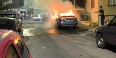 Yanan otomobili, balkondan kovalarla su dökerek söndürdüler