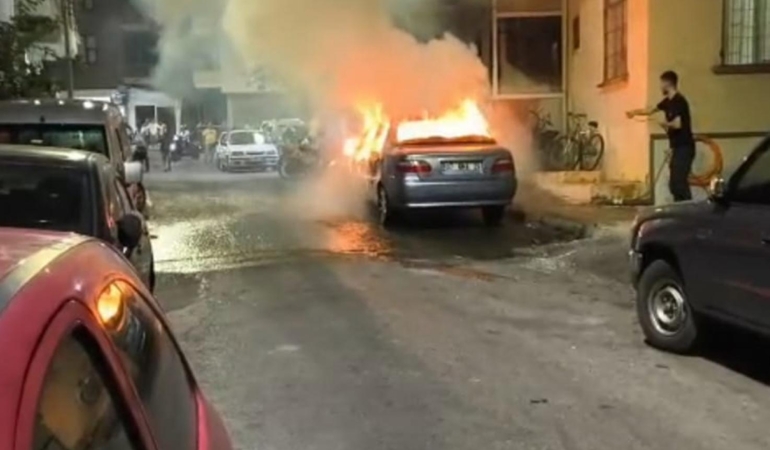 Yanan otomobili, balkondan kovalarla su dökerek söndürdüler
