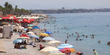 Tatilciler, sıcaklığı 31 derece ölçülen denizde serinlemeye çalıştı