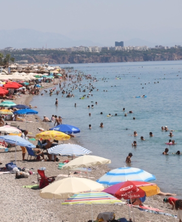Tatilciler, sıcaklığı 31 derece ölçülen denizde serinlemeye çalıştı