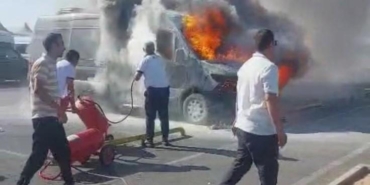 Antalya Havalimanı’nda park halindeki minibüs yandı