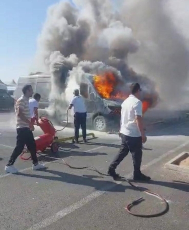 Antalya Havalimanı’nda park halindeki minibüs yandı