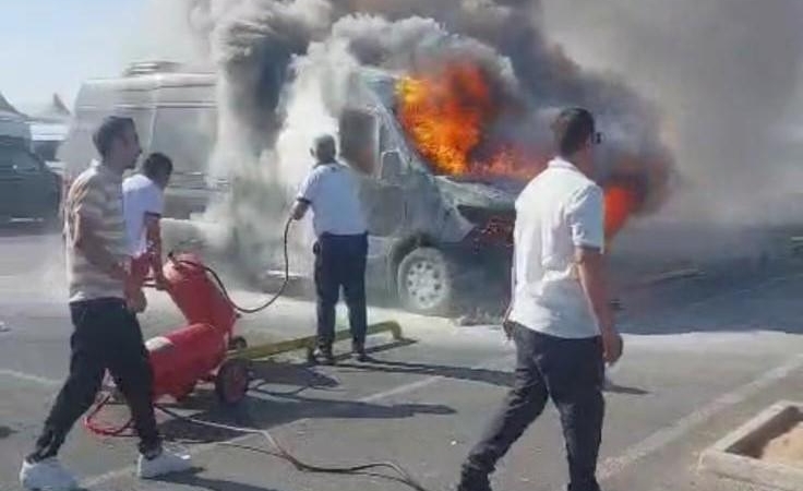 Antalya Havalimanı’nda park halindeki minibüs yandı