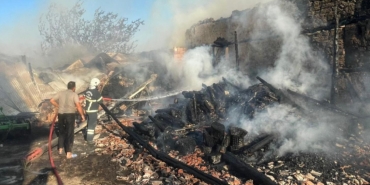 Yangında 3 buzağı öldü, ev ve minibüs yandı