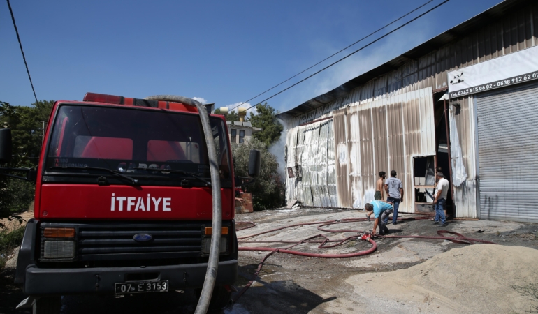 Mobilya atölyesi yangında hasar gördü