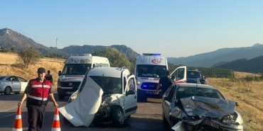 Otomobiller çarpıştı: 6 yaralı