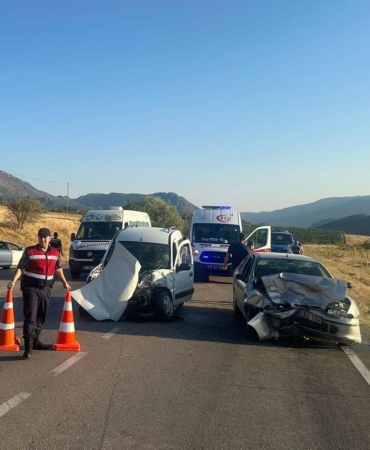 Otomobiller çarpıştı: 6 yaralı