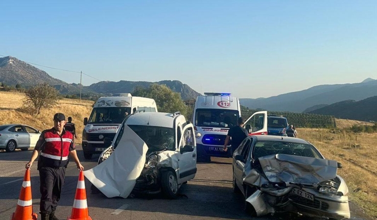 Otomobiller çarpıştı: 6 yaralı