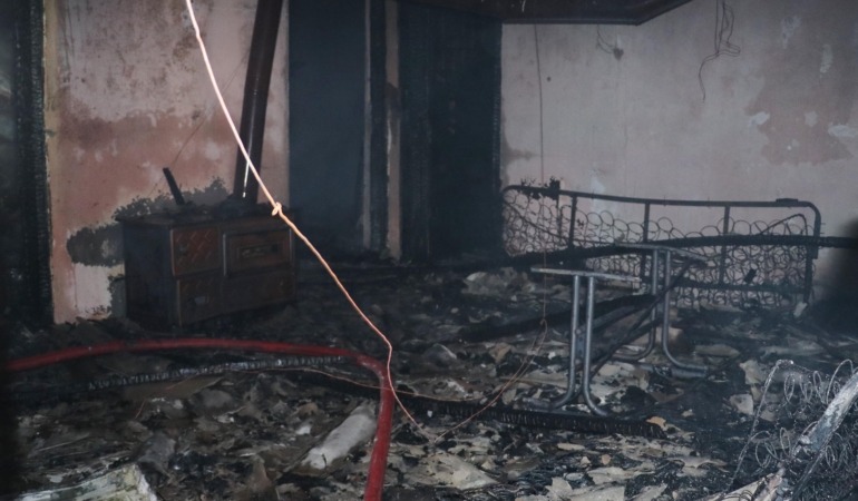 Müstakil ev yangında kullanılamaz hale geldi