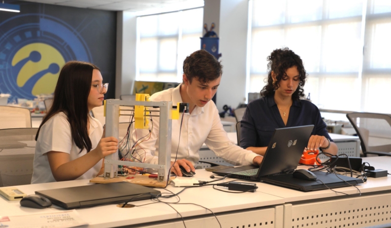 Antalyalı öğrenciler yazılımda altın madalya kazandı