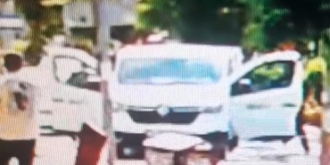 Önünü kestikleri otomobilin camını kırdılar