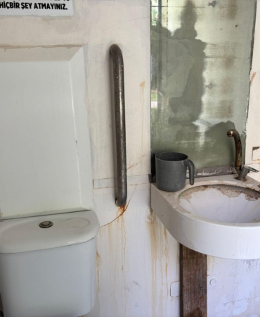 Antalya’da kadınlar plajındaki kirlilik ve bakımsızlığa tepki