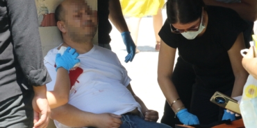 Eşiyle tartışıp, kendisini omzundan vurdu