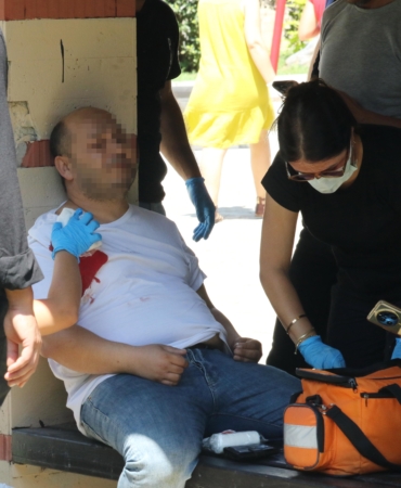 Eşiyle tartışıp, kendisini omzundan vurdu