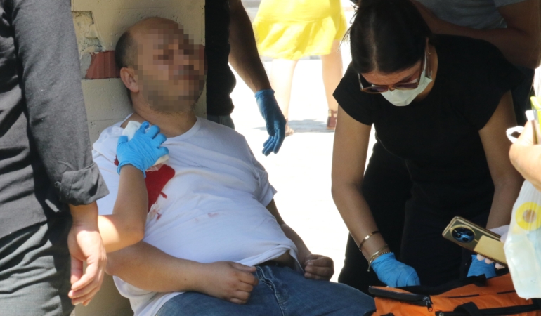 Eşiyle tartışıp, kendisini omzundan vurdu