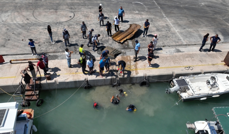 Balıkçı barınağında deniz dip temizliği