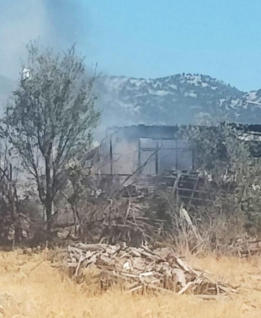 Ev yangını ormana sıçramadan söndürüldü