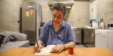 Belediyenin çaycısı, çocuk gelinler için kitap yazdı