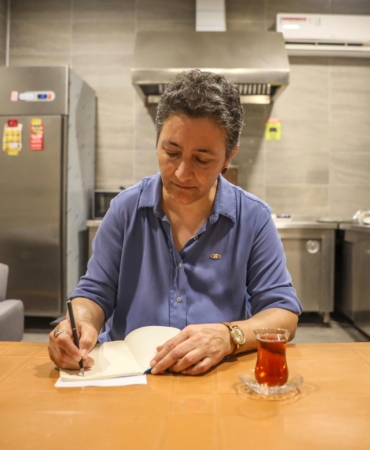 Belediyenin çaycısı, çocuk gelinler için kitap yazdı