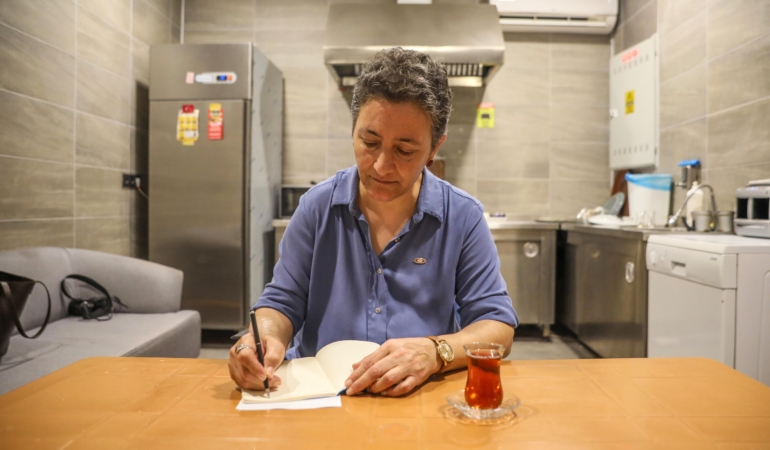 Belediyenin çaycısı, çocuk gelinler için kitap yazdı