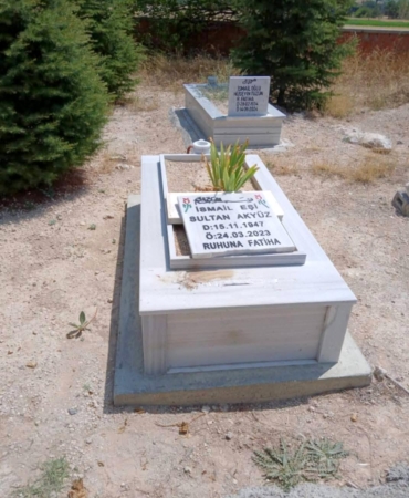 Mezar taşlarına zarar verdiler